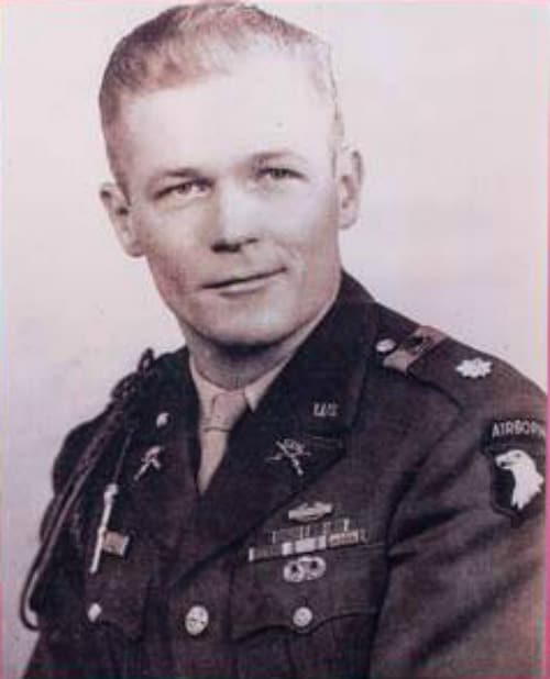 Wwii Uniform Of Major Dick Winters And Photo Of Winters Wearing The Same Uniform Gettysburg