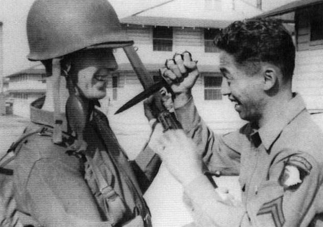 WW2 fighting knife – World War knife issued to paratroopers with leather scabbard