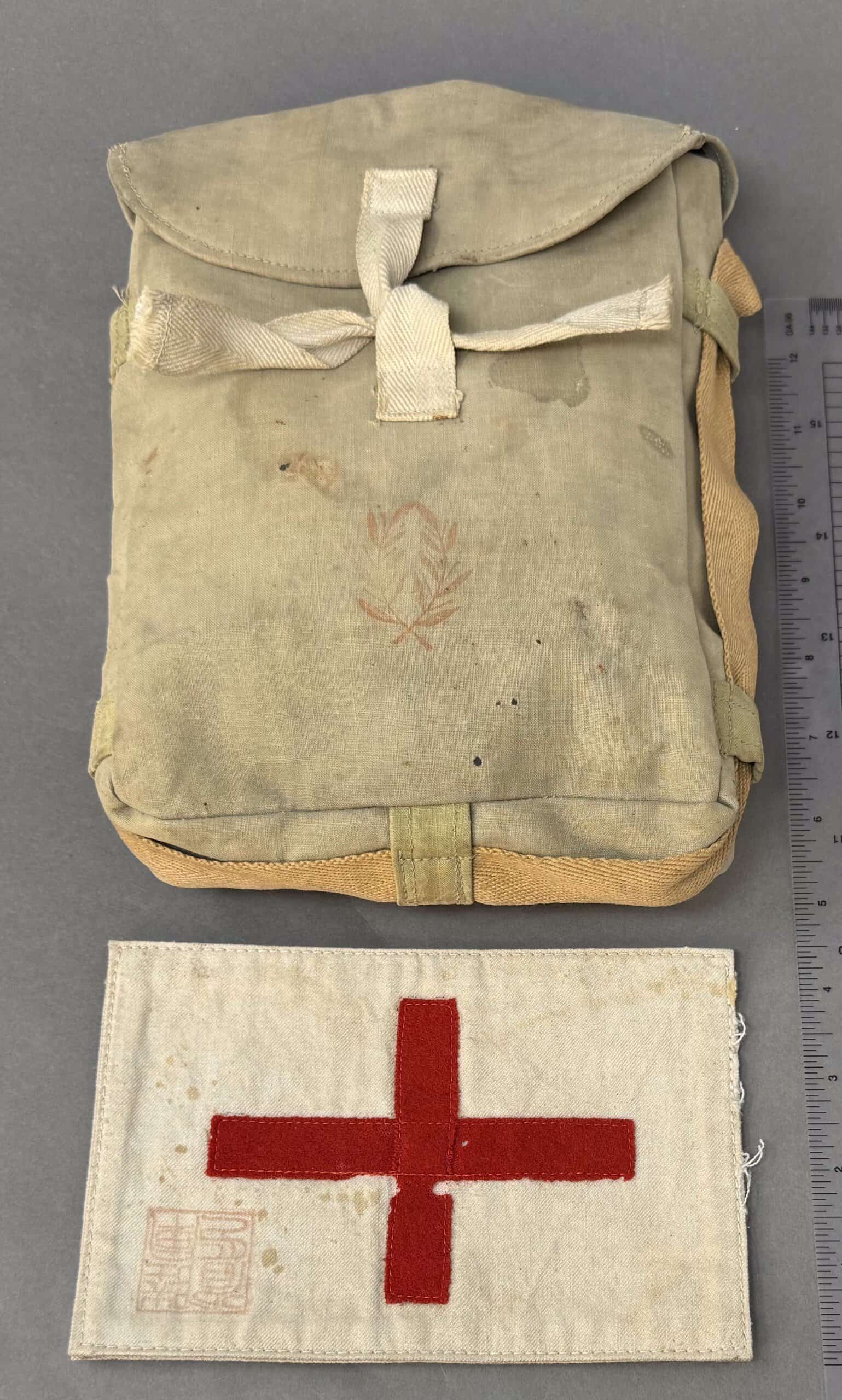 イギリス軍 1943年製 RED CROSS　(赤十字） ショルダーバッグ Authentic WWII Japanese Iron Cross Medical | Museum COA